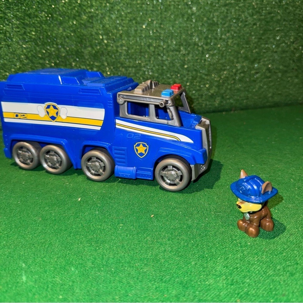 Spin Master Paw Patrol Ultimate Rescue Chase Police Cruiser and action figure